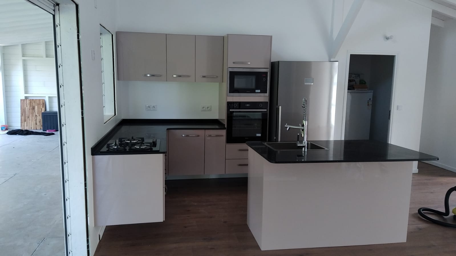 Cuisine hors sol avec îlot