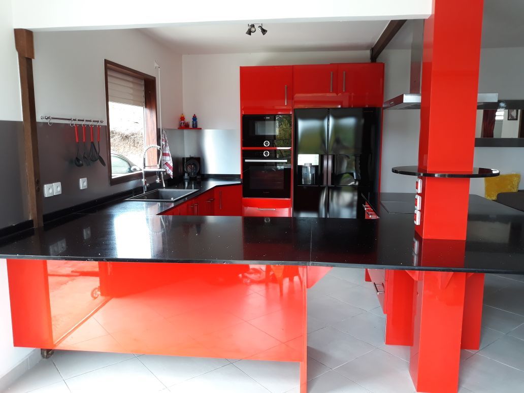 Cuisine rouge et noire laquée