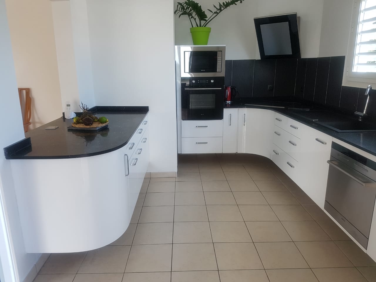 Cuisine hors sol blanche et laquée