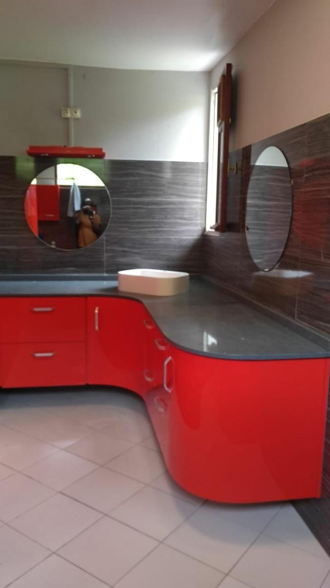 Meuble vasque rouge laqué