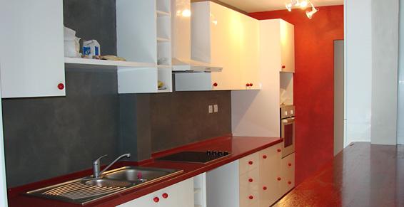 Meubles salle de bain rouge et blanc