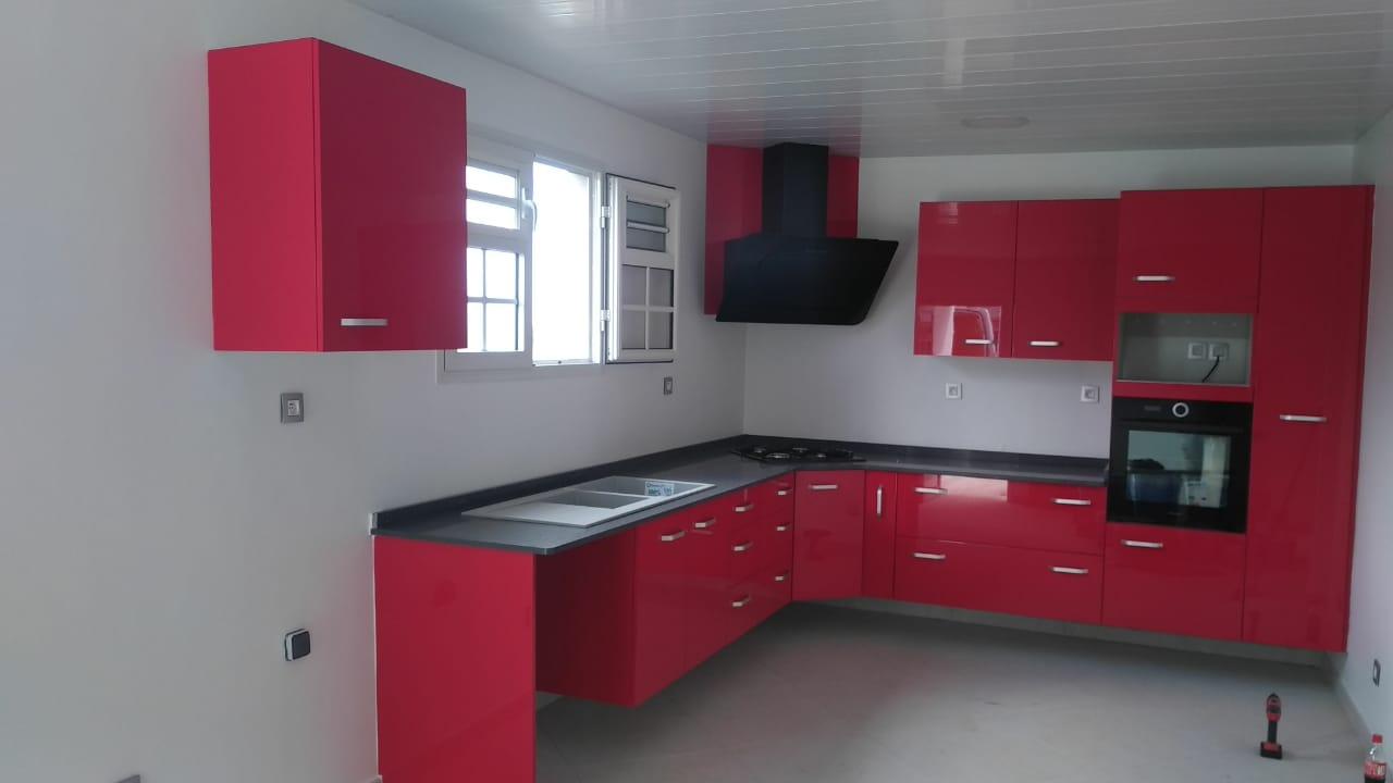 Cuisine rouge avec hotte en angle