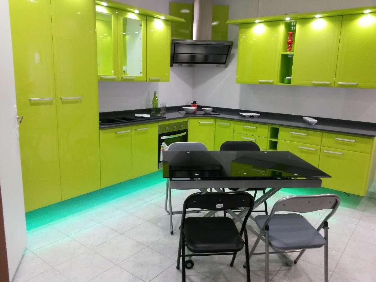 Cuisine vert clair avec table et chaises