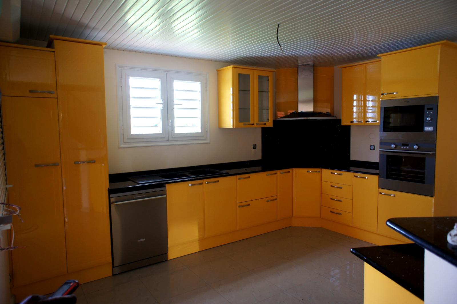 Meubles de cuisne jaune avec credence noir