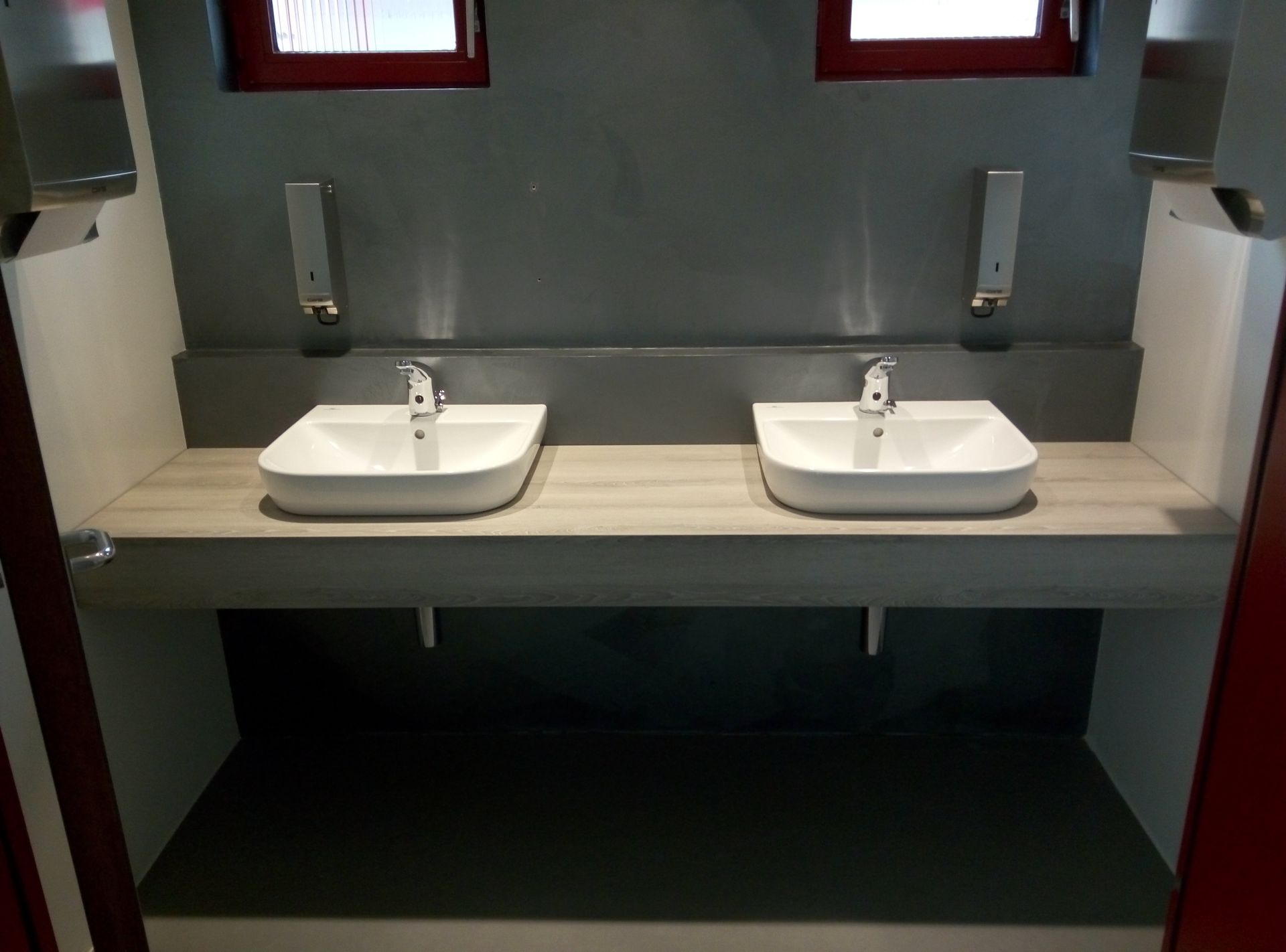 piani di lavoro con pannelli fenolici resistenti all'umidità , rivestiti con laminato, con intagli per lavabi. Mensole Hebgo di supporto 