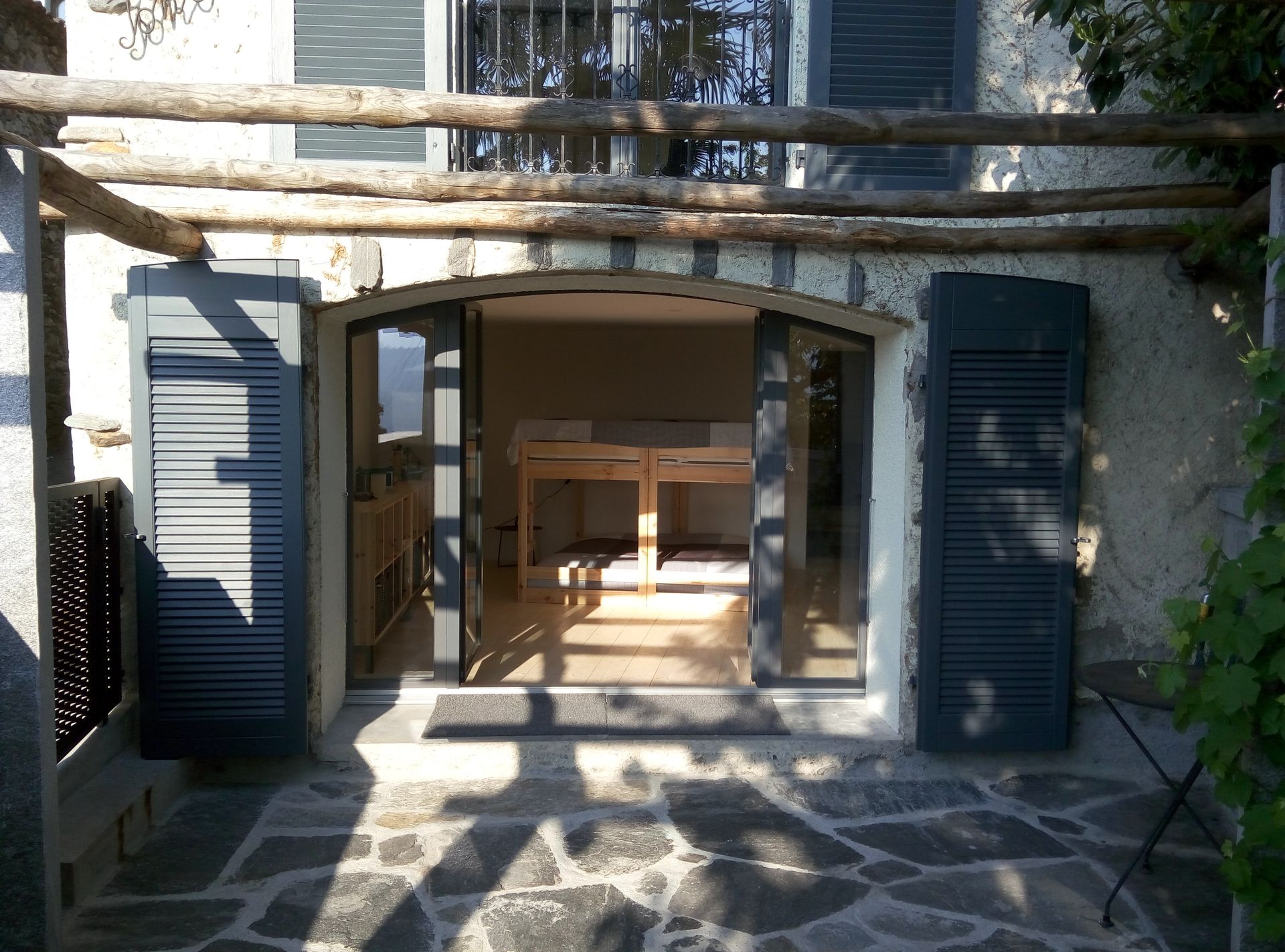 Persiana a arco - 4 ante. Legno di abete. Laccatura color grigio.