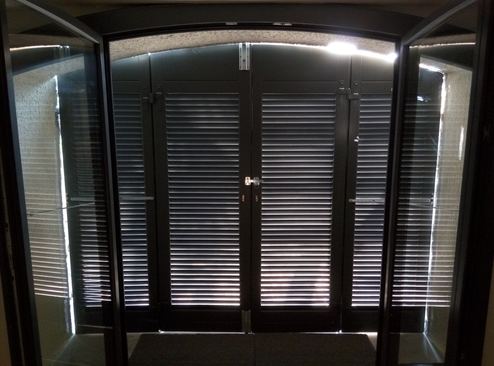 Persiana a arco - 4 ante. Legno di abete. Laccatura color grigio.