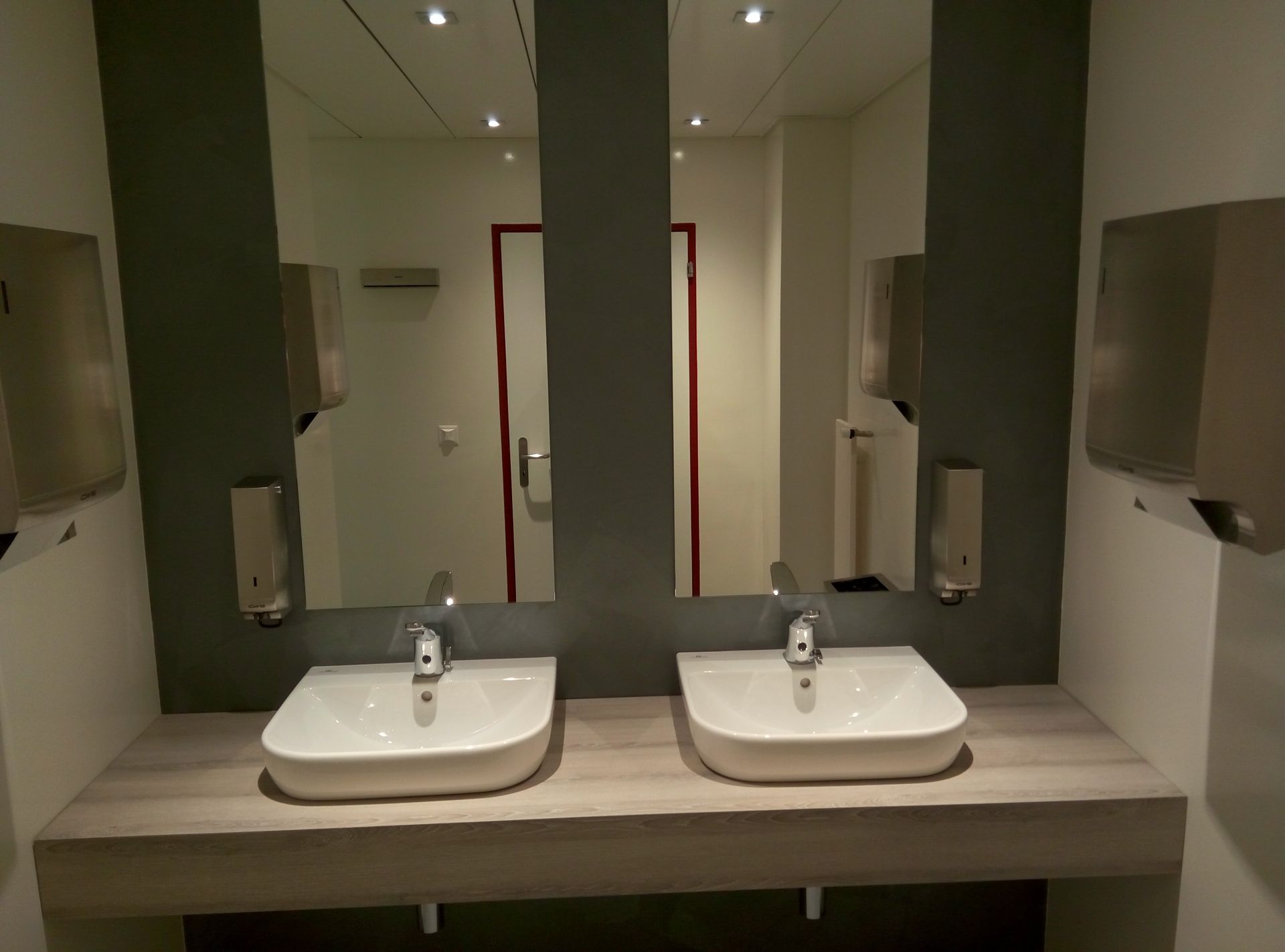 piani di lavoro con pannelli fenolici resistenti all'umidità , rivestiti con laminato, con intagli per lavabi. Mensole Hebgo di supporto 