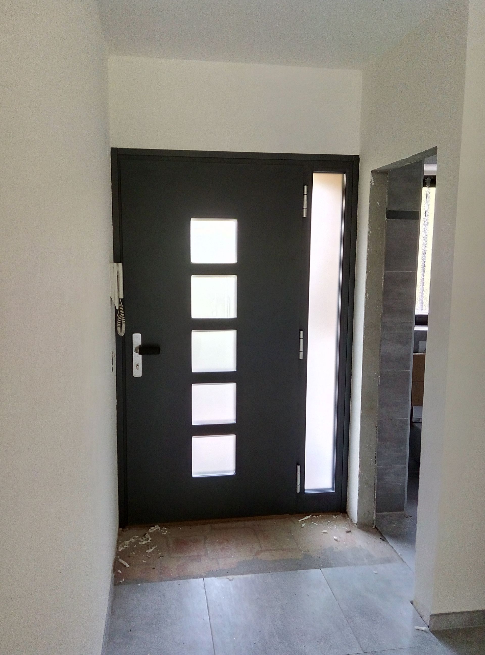 Portoncino su misura in alluminio Inotherm. Modello AK 323, triplo vetro di sicurezza, serratura a 5 punti di chiusura (con perni a gancio), maniglia di sicurezza (RC3). Fianco luce sinistro in sovrapprezzo