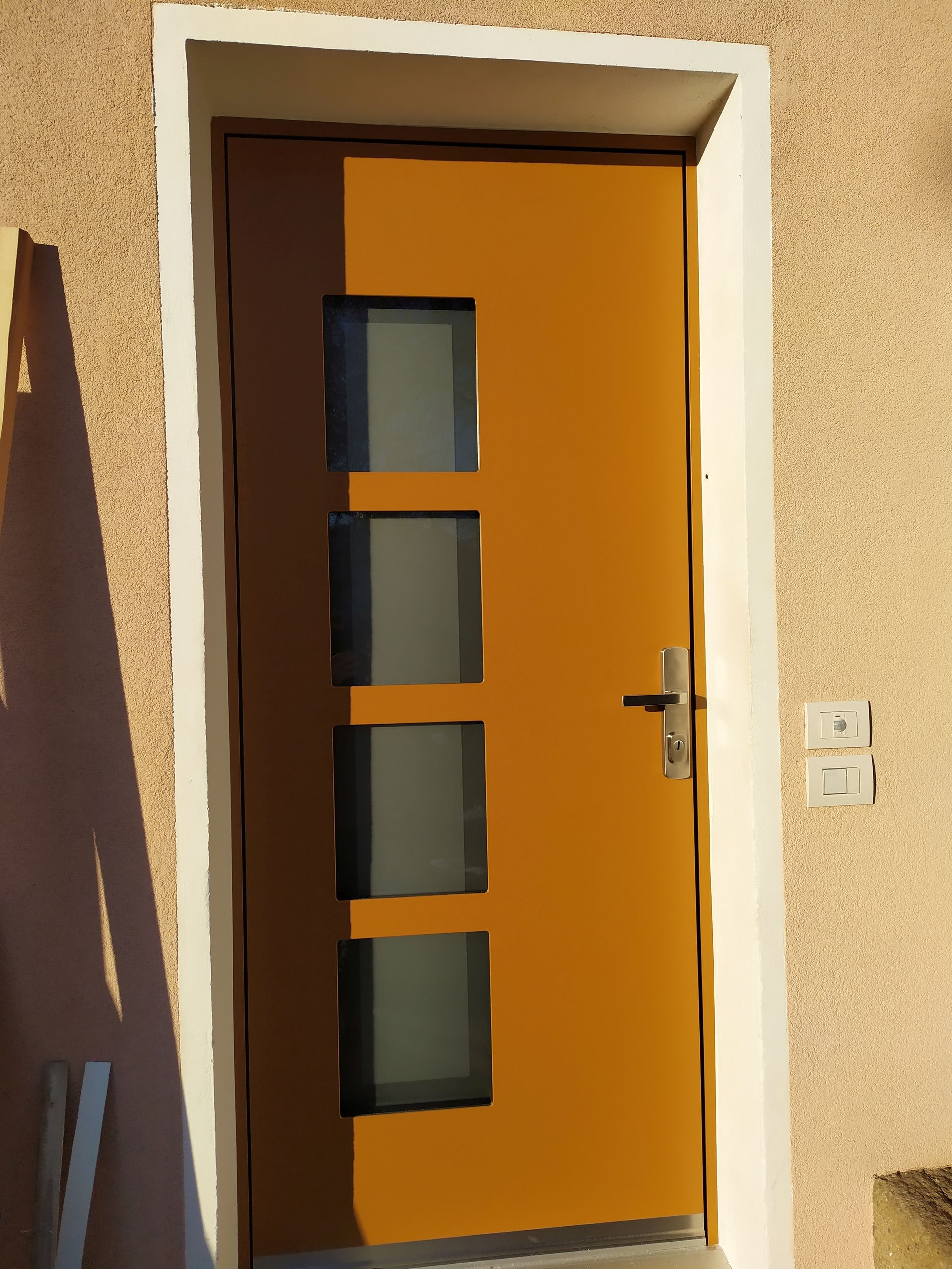 Portoncino d'ingresso Inotherm, modello AK 421. Sistema Schüco. Spessore totale 85mm. Vetri di sicurezza VSG. Serratura a 5 punti di chiusura