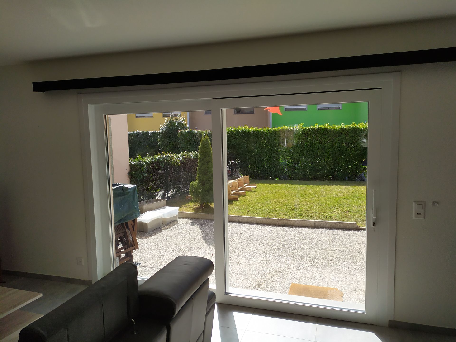 Finestra in PVC Budvar, scorrevole alzante HST. Modello T-Slide, tripli vetri di sicurezza VSG.
