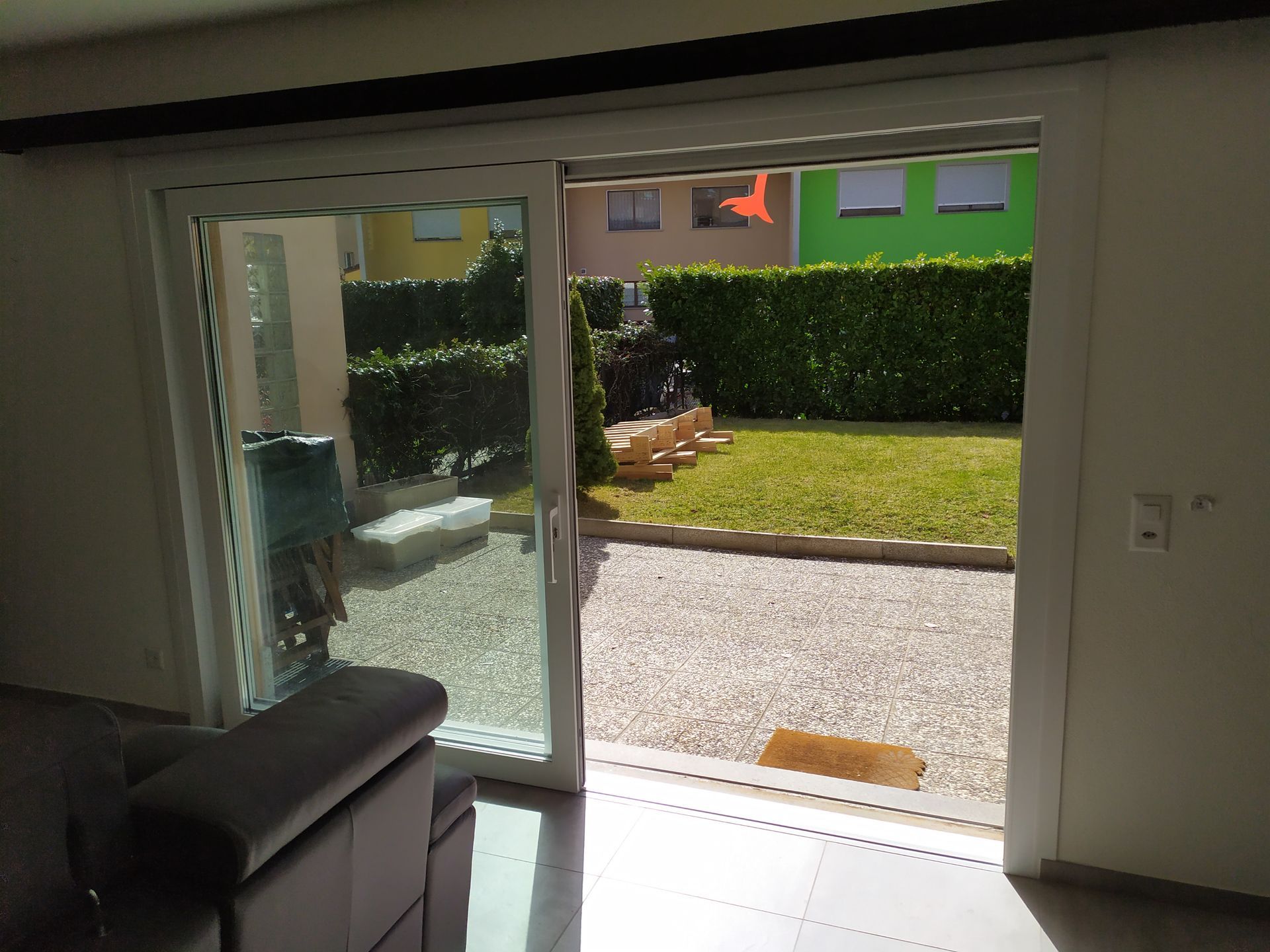 Finestra in PVC Budvar, scorrevole alzante HST. Modello T-Slide, tripli vetri di sicurezza VSG.
