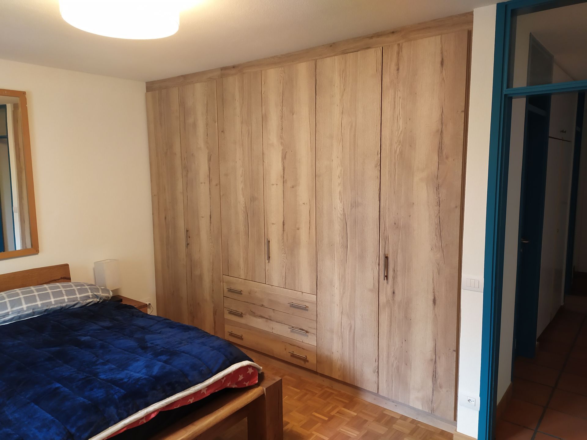 armadio a muro, ante finitura Swisskrono rovere rustico, Interno bianco, cassettiera con cassetti a vista, ripiani spostabili e tubo appendi abiti. Chiusure perimetrali.