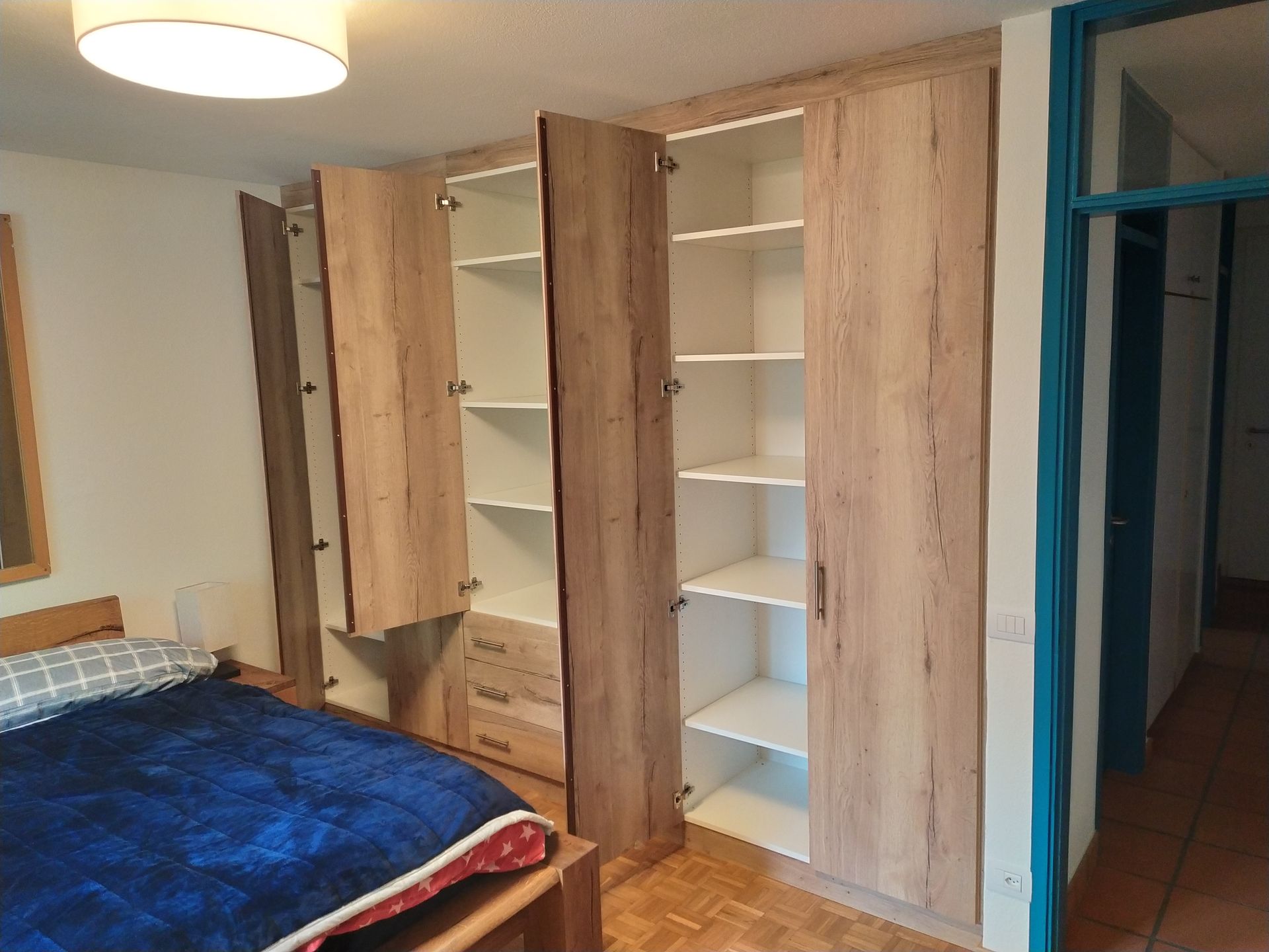 armadio a muro, ante finitura Swisskrono rovere rustico, Interno bianco, cassettiera con cassetti a vista, ripiani spostabili e tubo appendi abiti. Chiusure perimetrali.