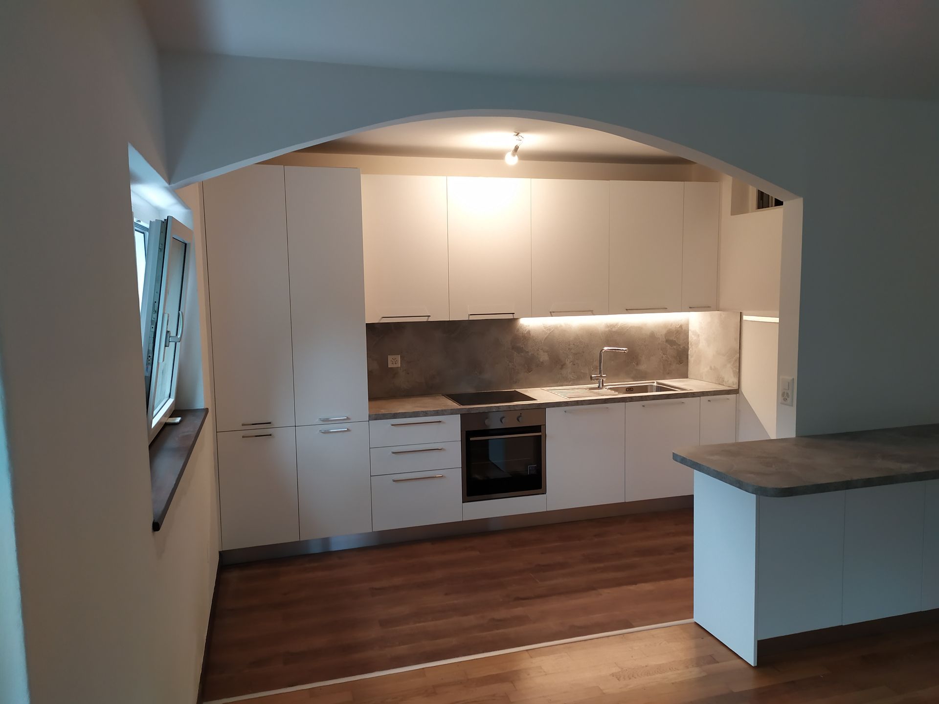 cucina, ante finitura bianco opaco, piano di lavoro in laminato, pensili, elettrodomestici, isola