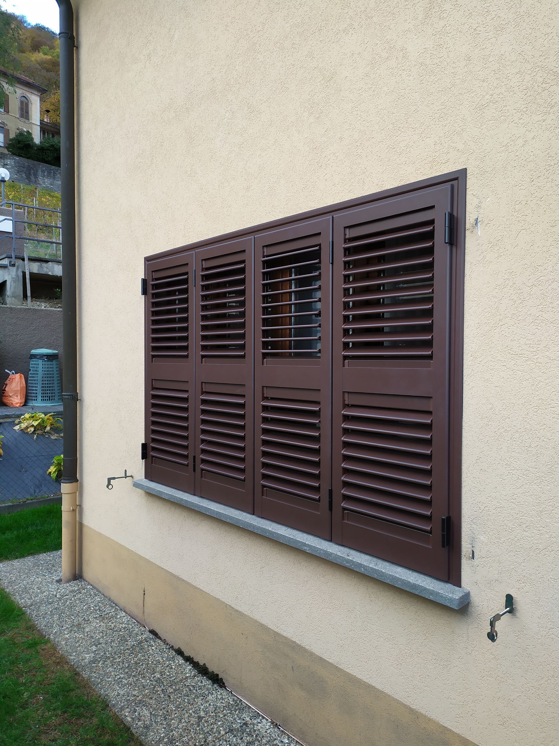 persiane in alluminio, con telaio su 3 lati, lamelle orientabili