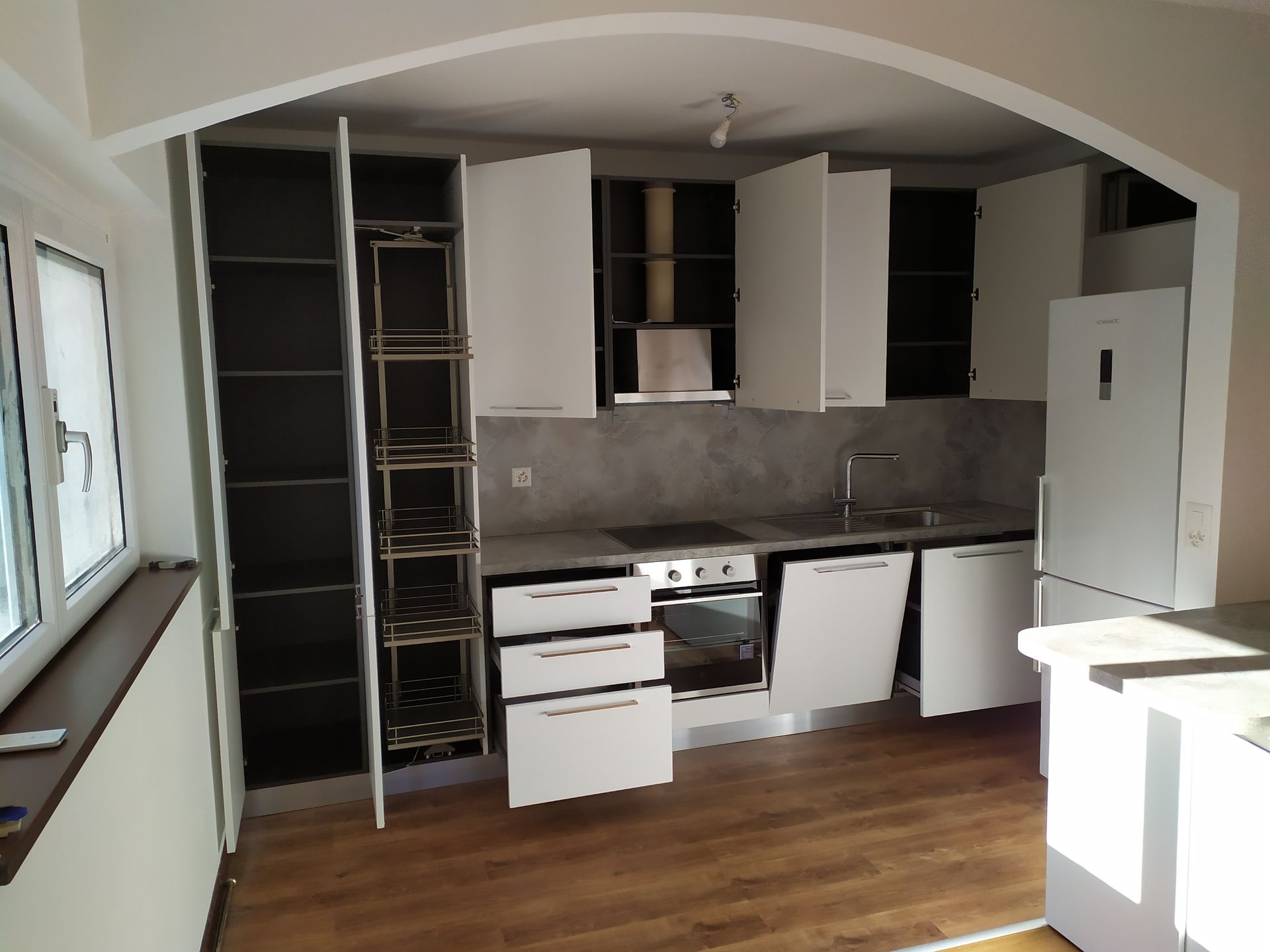cucina, ante finitura bianco opaco, piano di lavoro in laminato, pensili, elettrodomestici, isola