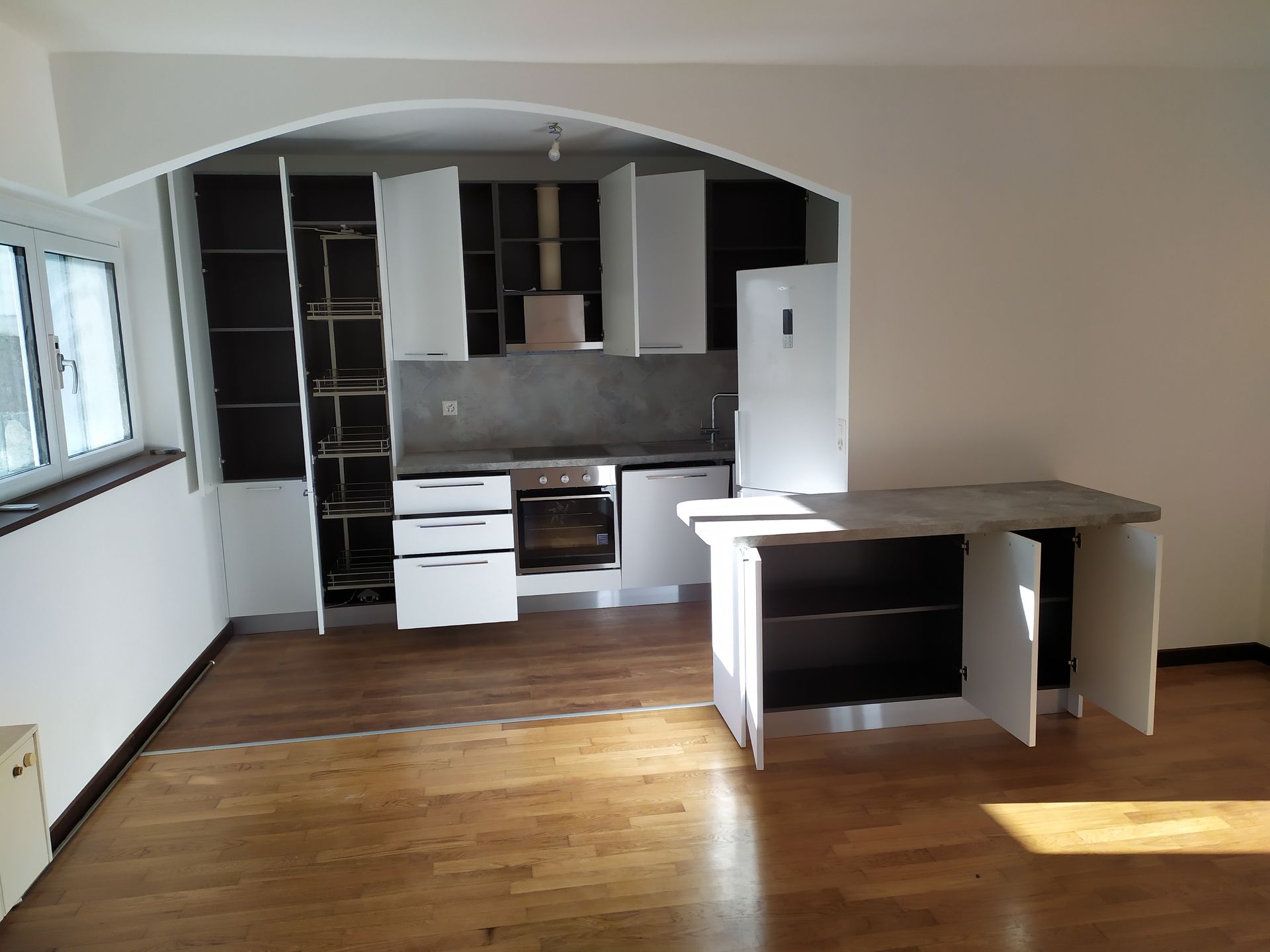 cucina, ante finitura bianco opaco, piano di lavoro in laminato, pensili, elettrodomestici, isola