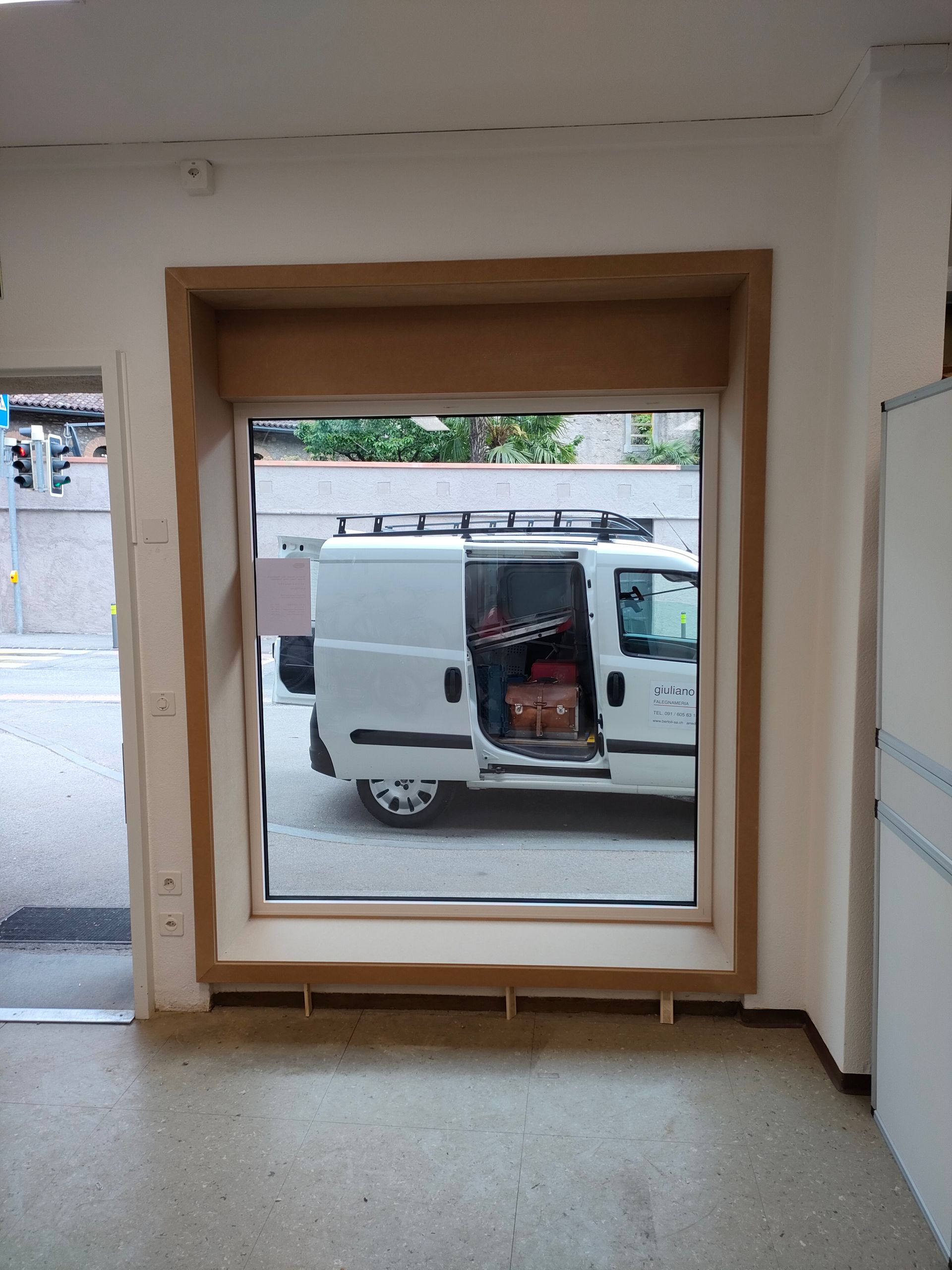 Vetrina Schüco con vetro di sicurezza. Lato interno con cassonetto per rivestimento muro