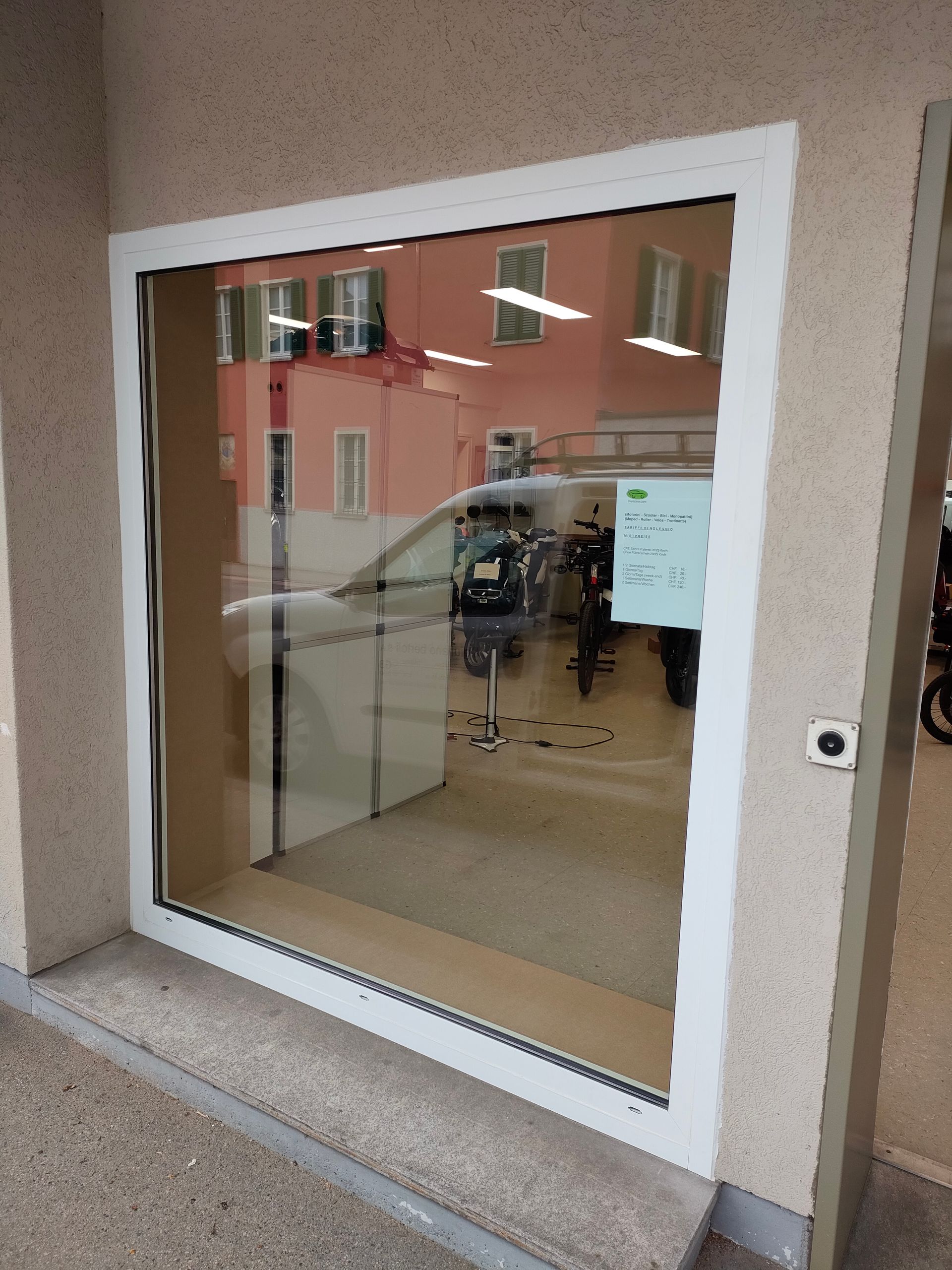 Vetrina Schüco con vetro di sicurezza. Lato interno con cassonetto per rivestimento muro