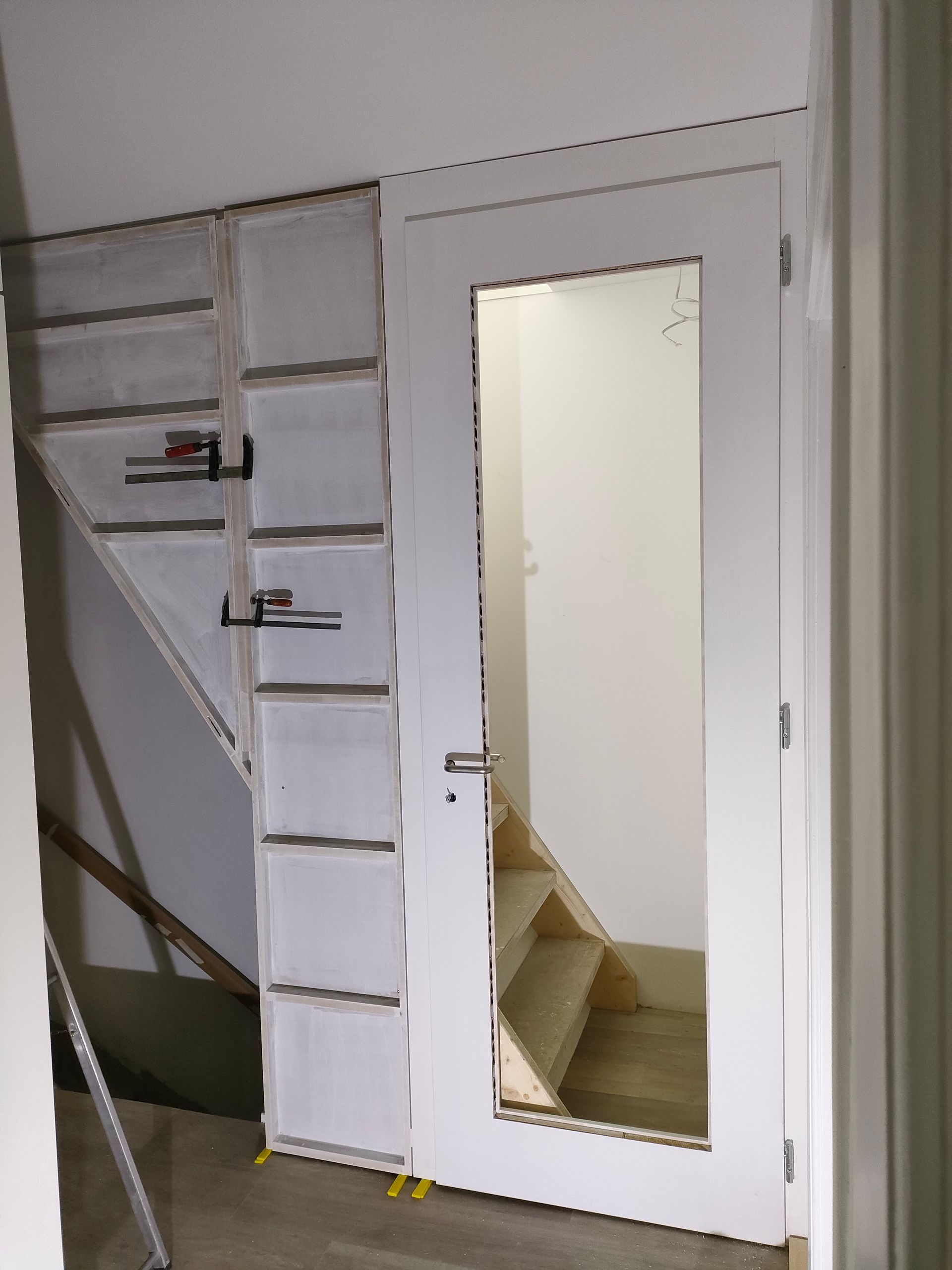 porta con vetro di sicurezza, eseguita su misura a tutta altezza, scala in legno, parapetti e corrimano. 