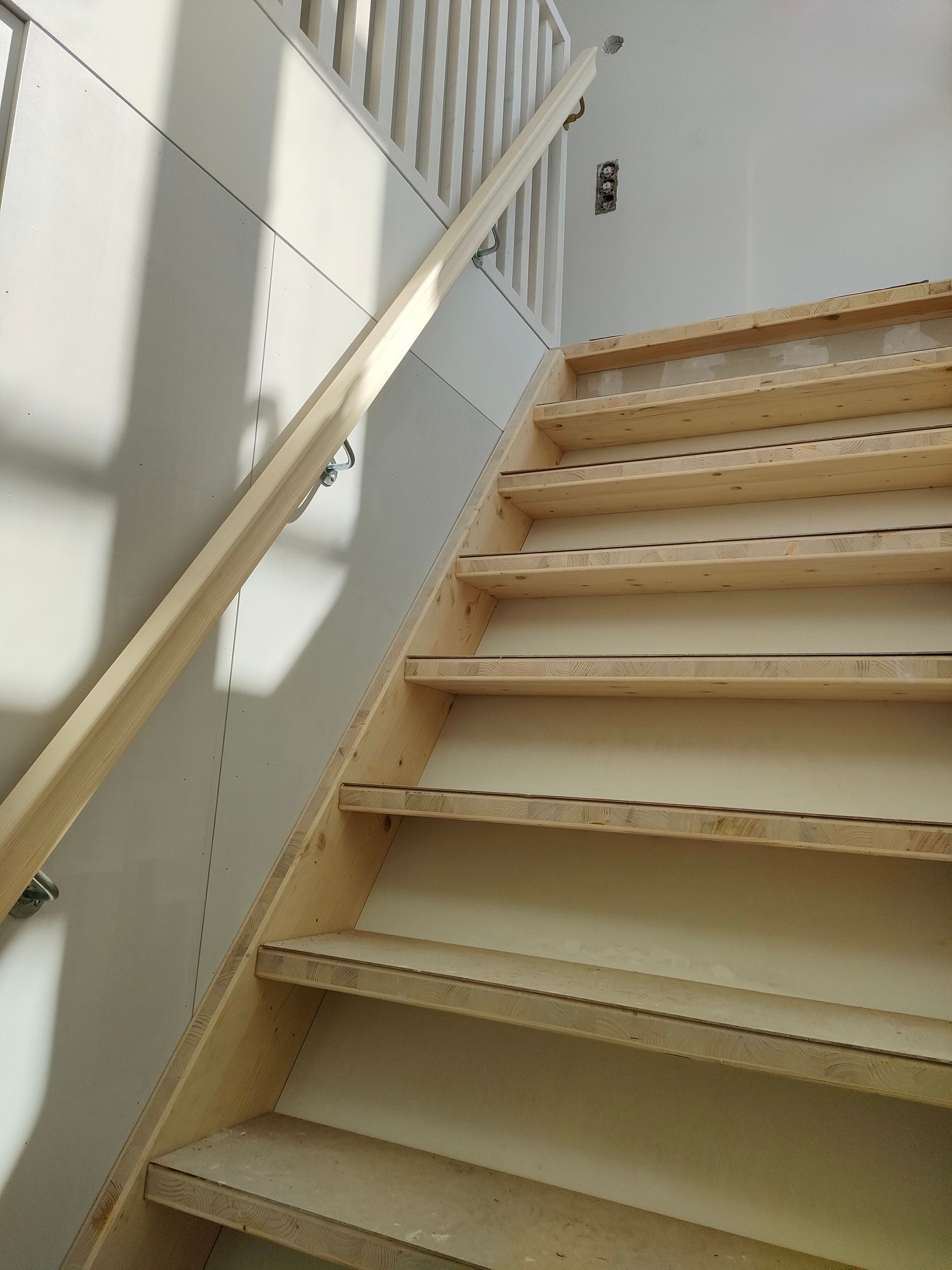 porta con vetro di sicurezza, eseguita su misura a tutta altezza, scala in legno, parapetti e corrimano. 