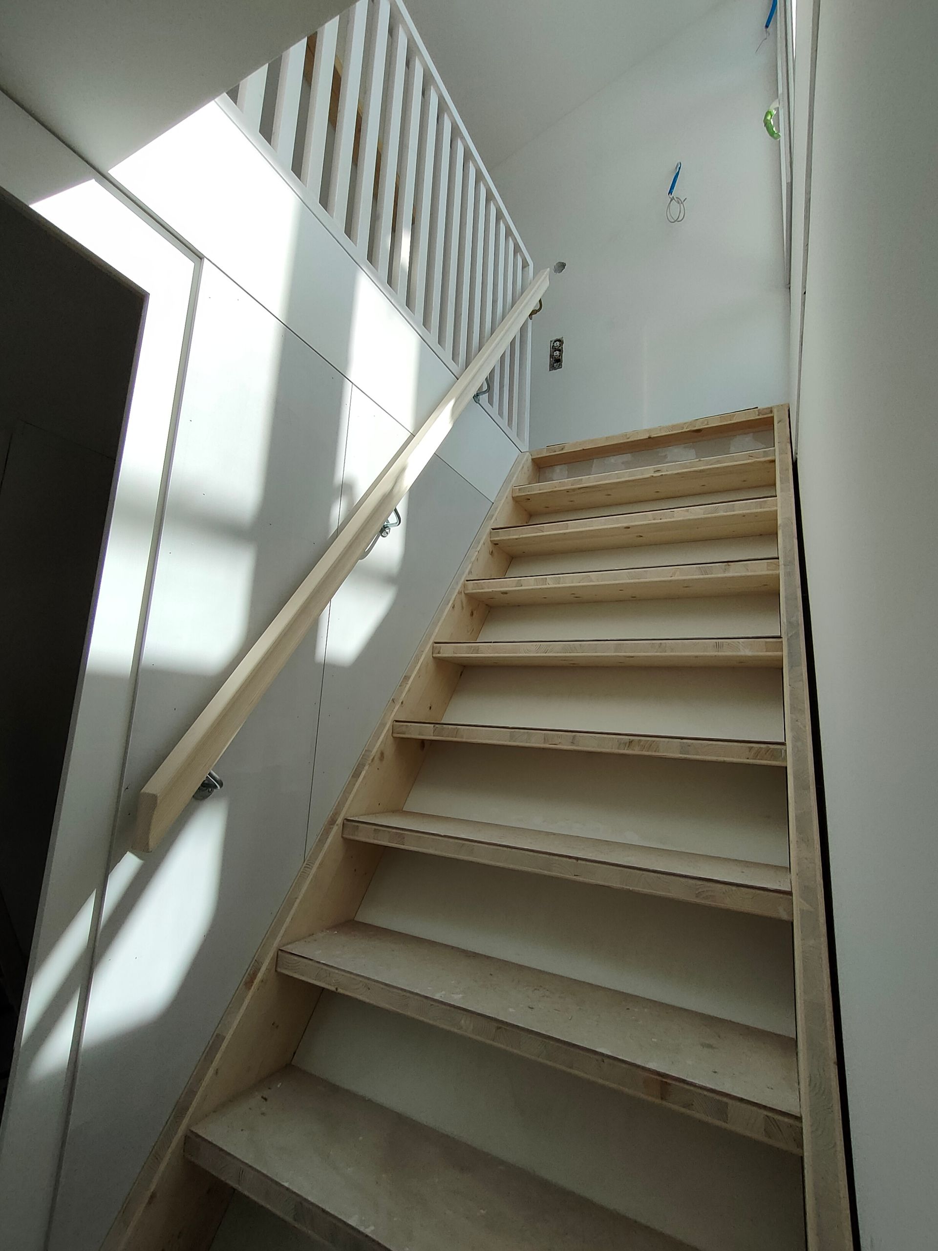 porta con vetro di sicurezza, eseguita su misura a tutta altezza, scala in legno, parapetti e corrimano. 