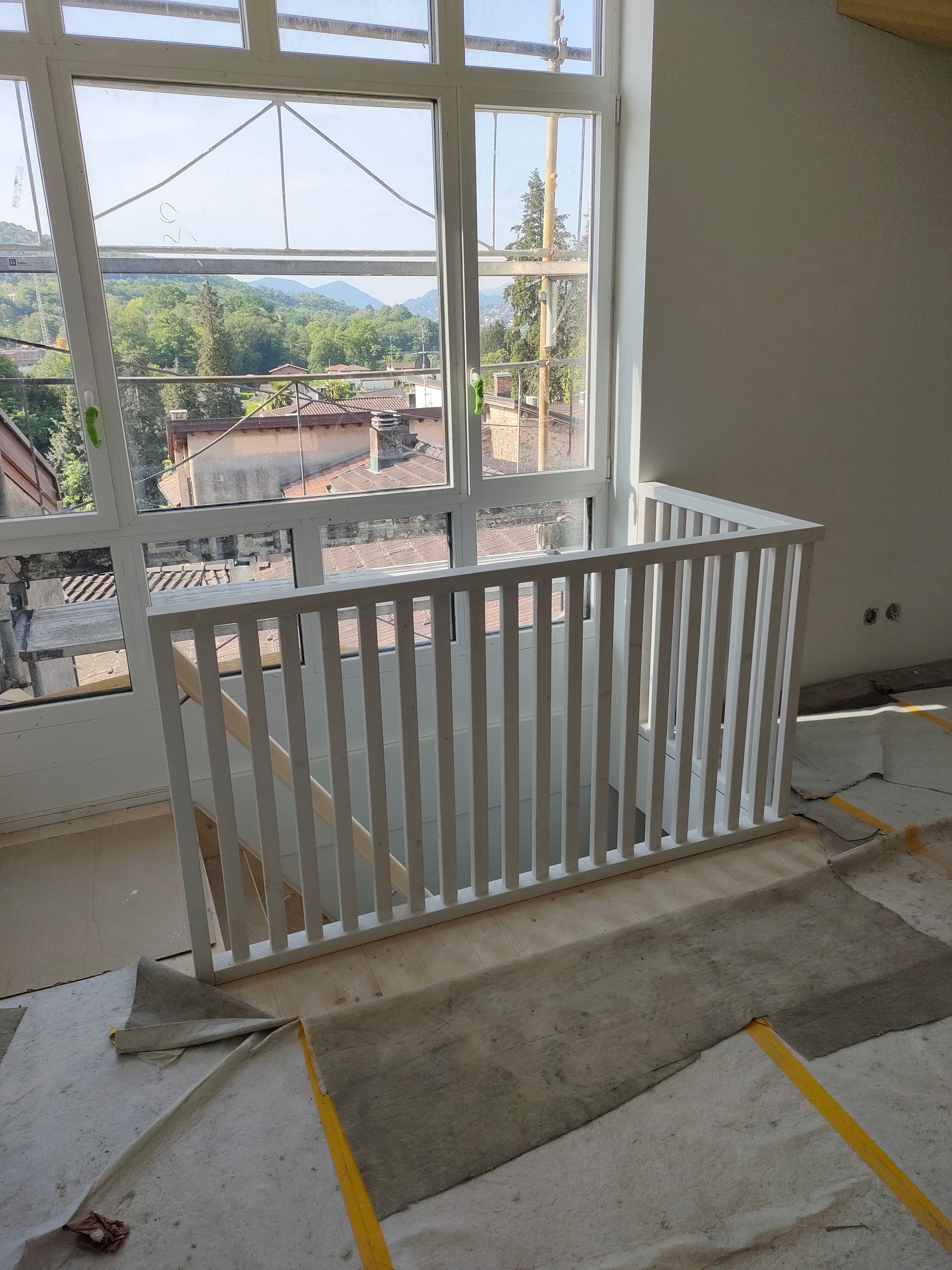 porta con vetro di sicurezza, eseguita su misura a tutta altezza, scala in legno, parapetti e corrimano. 