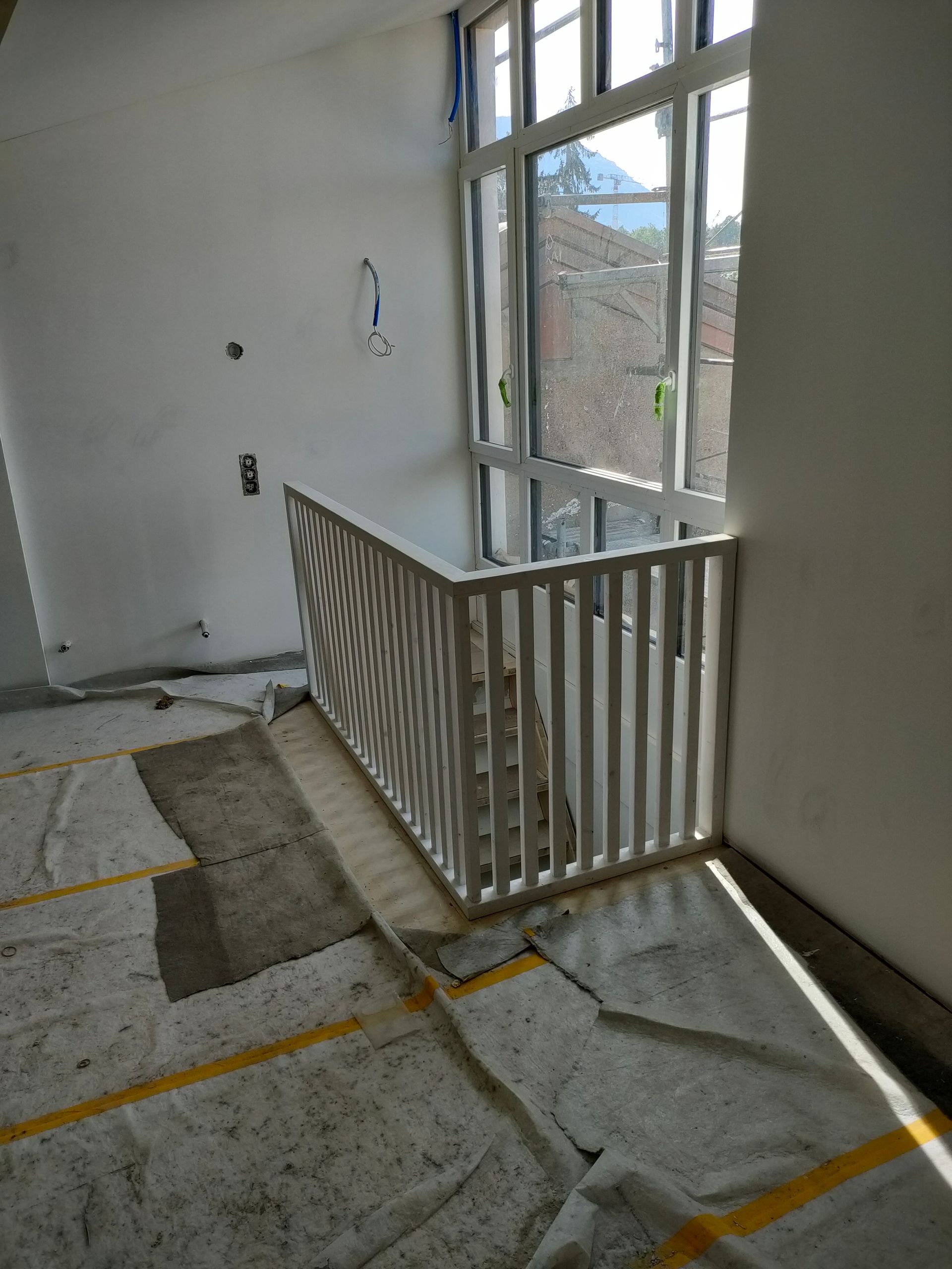 porta con vetro di sicurezza, eseguita su misura a tutta altezza, scala in legno, parapetti e corrimano. 