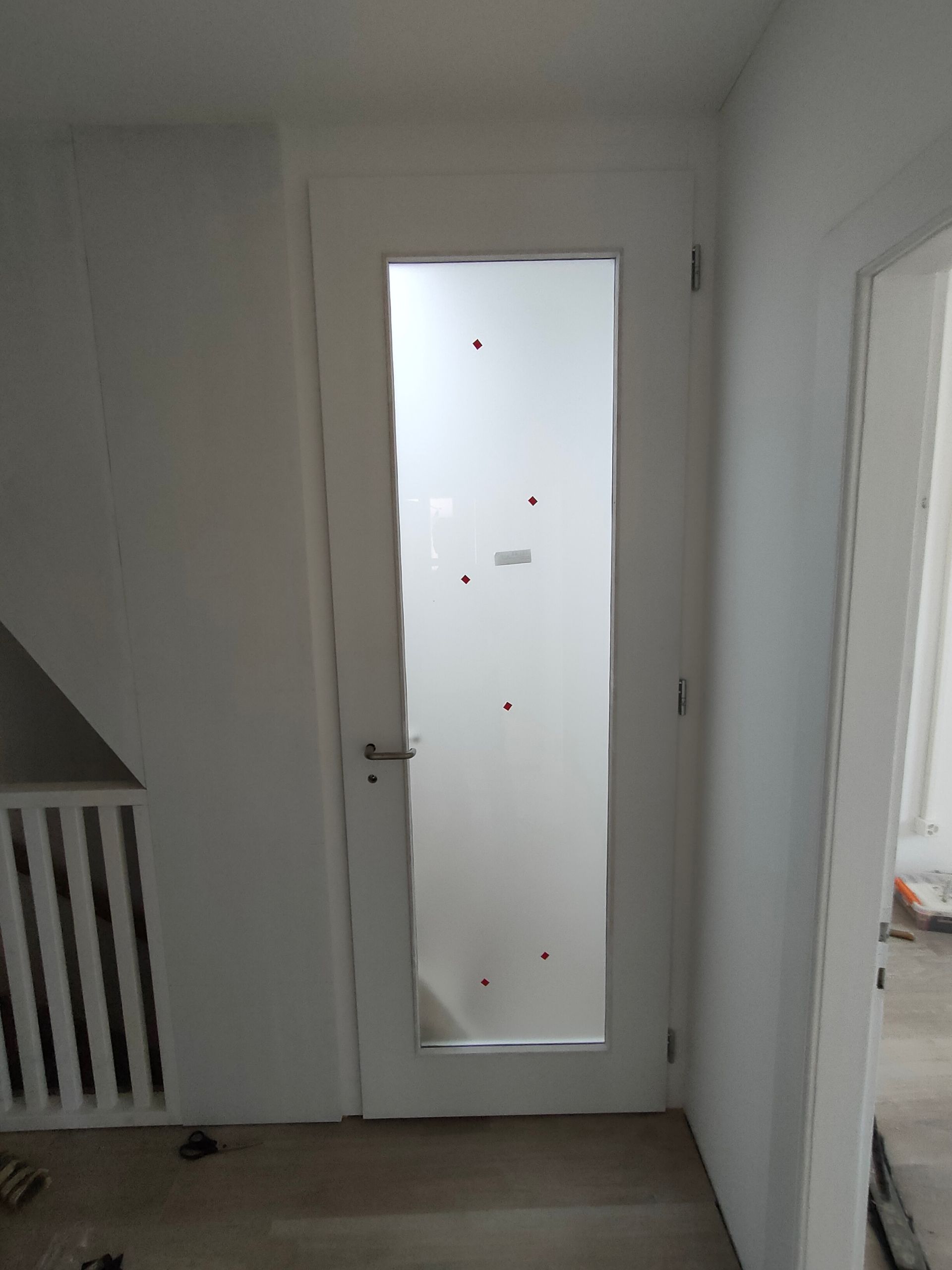 porta con vetro di sicurezza, eseguita su misura a tutta altezza, scala in legno, parapetti e corrimano. 