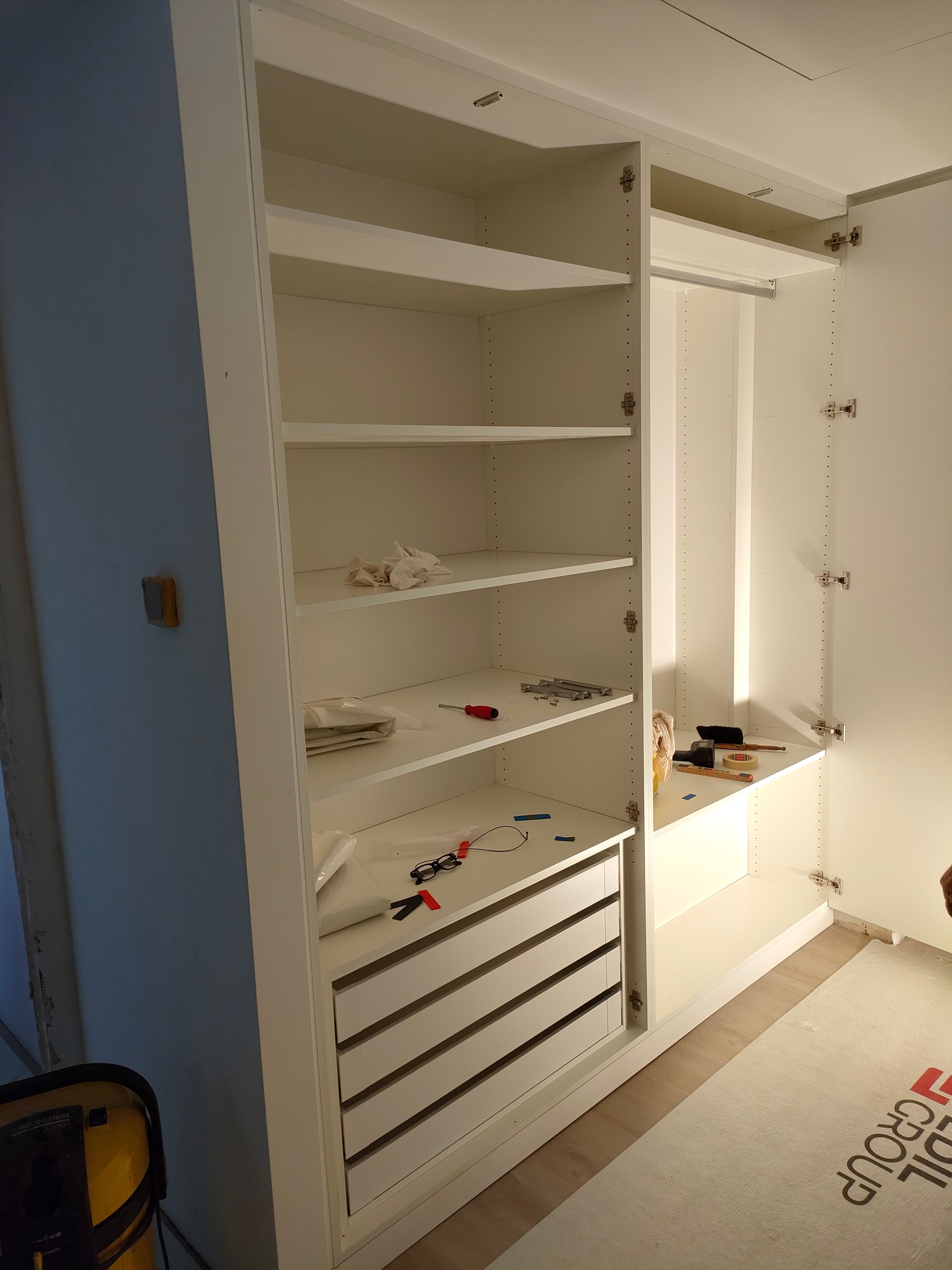 armadio a muro con 4 ante laccate bianco RAL 9016. Parte destra con cassonetto copri tubi. Cerniere nascoste con chiusura ammortizzata. Luci led incassate con sensore di movimento. Maniglie Colombo