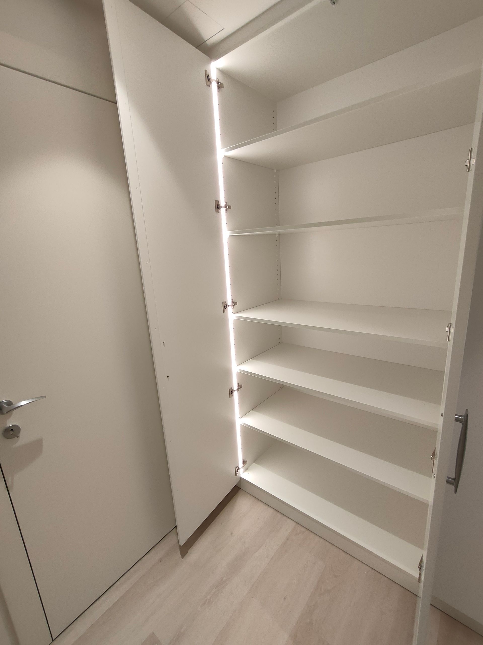 armadi a muro su 2 lati del locale. Un lato 4 ante laccate bianco RAL 9016, lato  opposto ante laccate con 4 specchi. Cerniere nascoste con chiusura ammortizzata. Luci led incassate con sensore di movimento. Maniglie Colombo