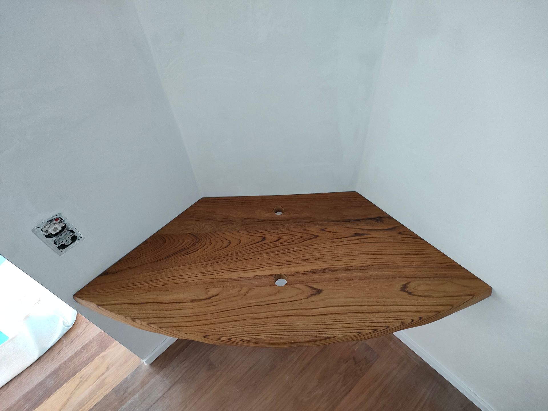 piano di lavoro in legno massiccio di teak con bacinella per bagno. Bordi frontali grezzi / rustici