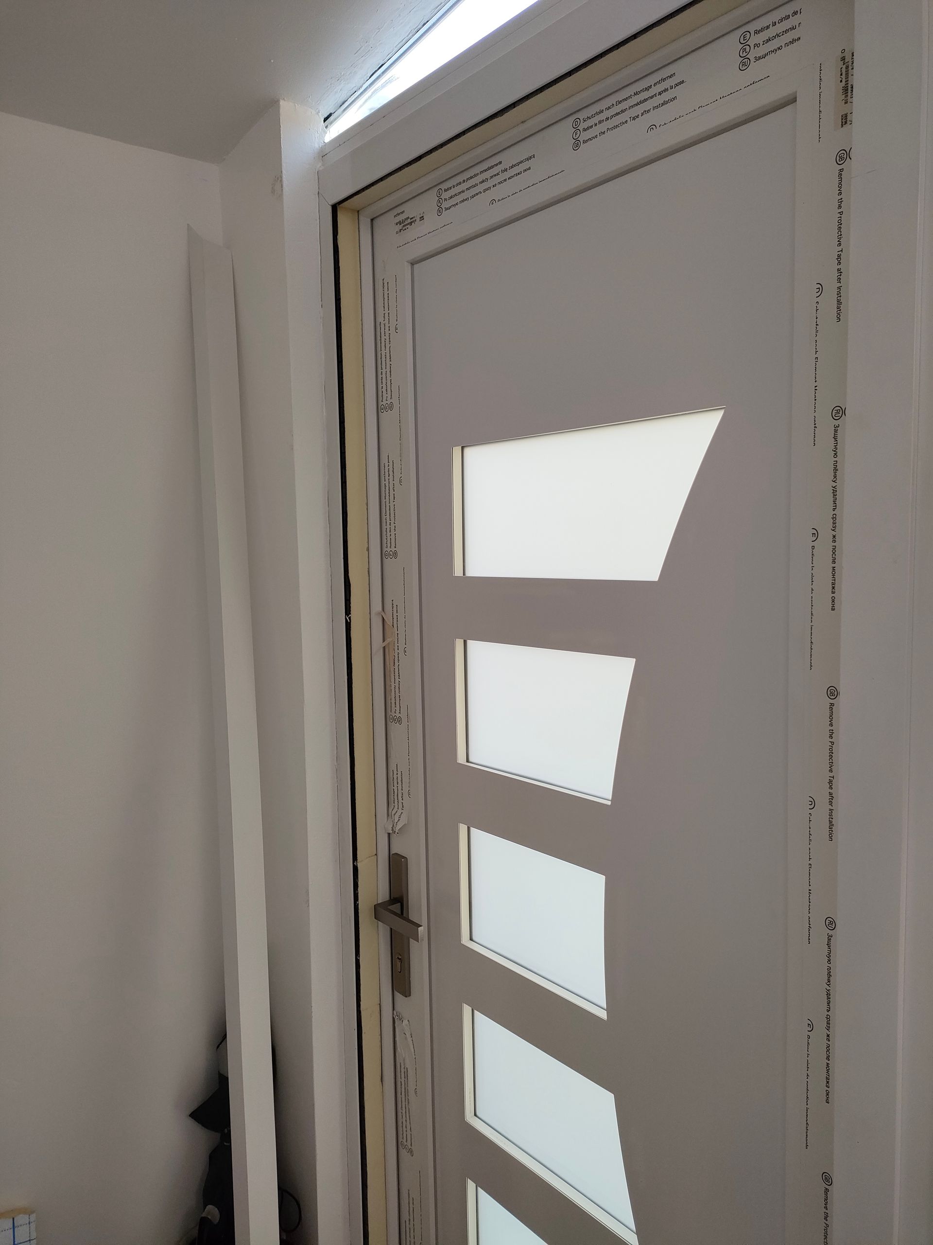 Porta in PVC bianco, Budvar, con vetri, modello Berlin 2.7 . Lettore impronte. Apertura verso l'esterno. Serratura con motorizzazione a 6 punti di chiusura.