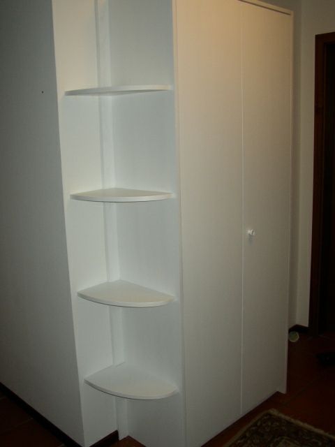 armadio laccato bianco con mensole a vista