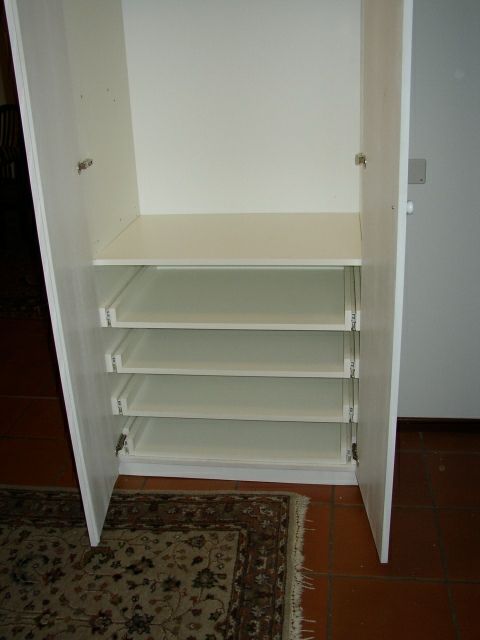 armadio laccato bianco con mensole a vista