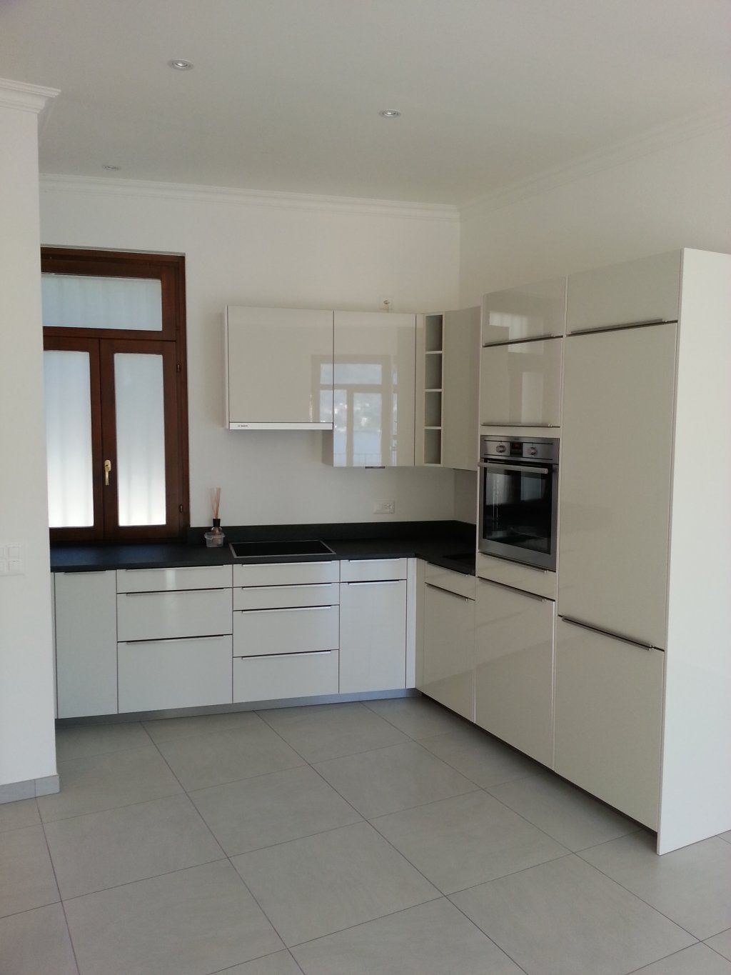 cucina con ante laccate lucide, piano in marmo 1