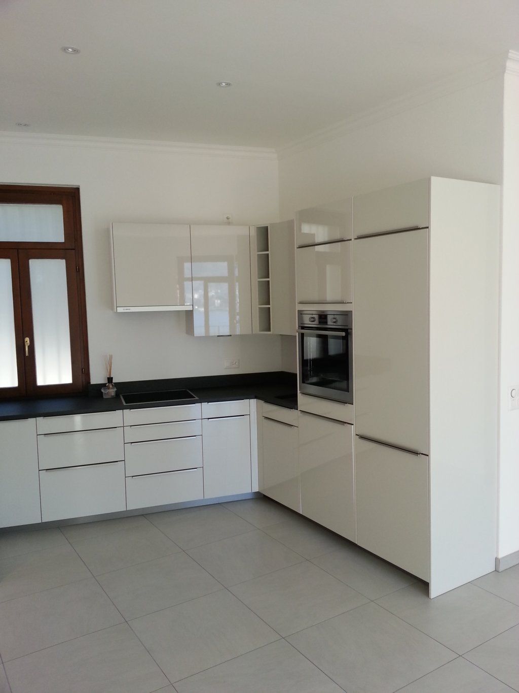 cucina con ante laccate lucide, piano in marmo 2