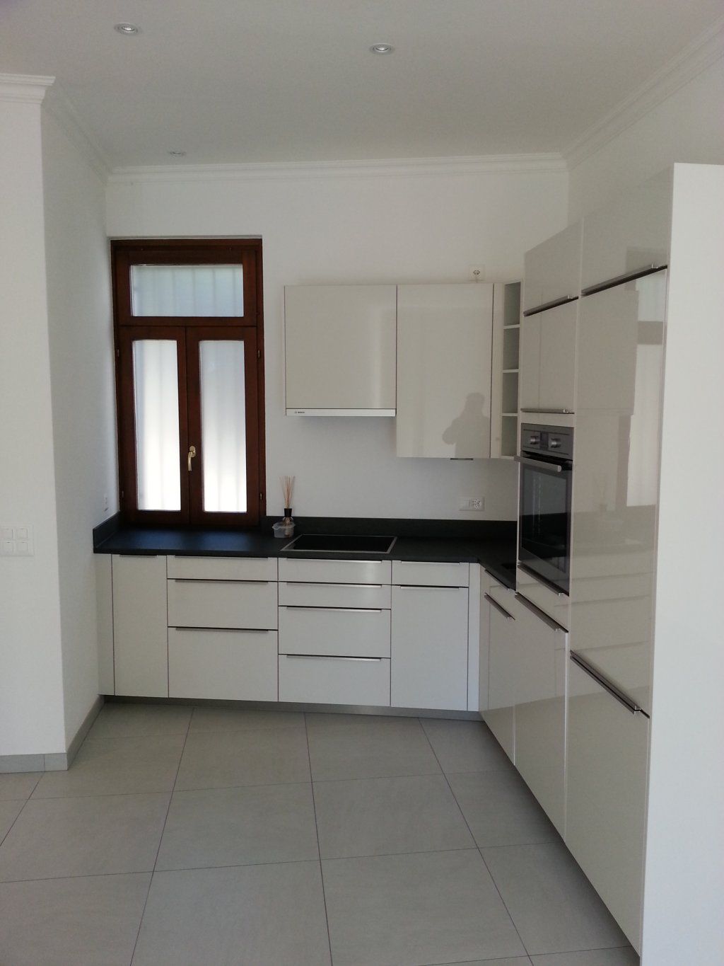 cucina con ante laccate lucide, piano in marmo 3