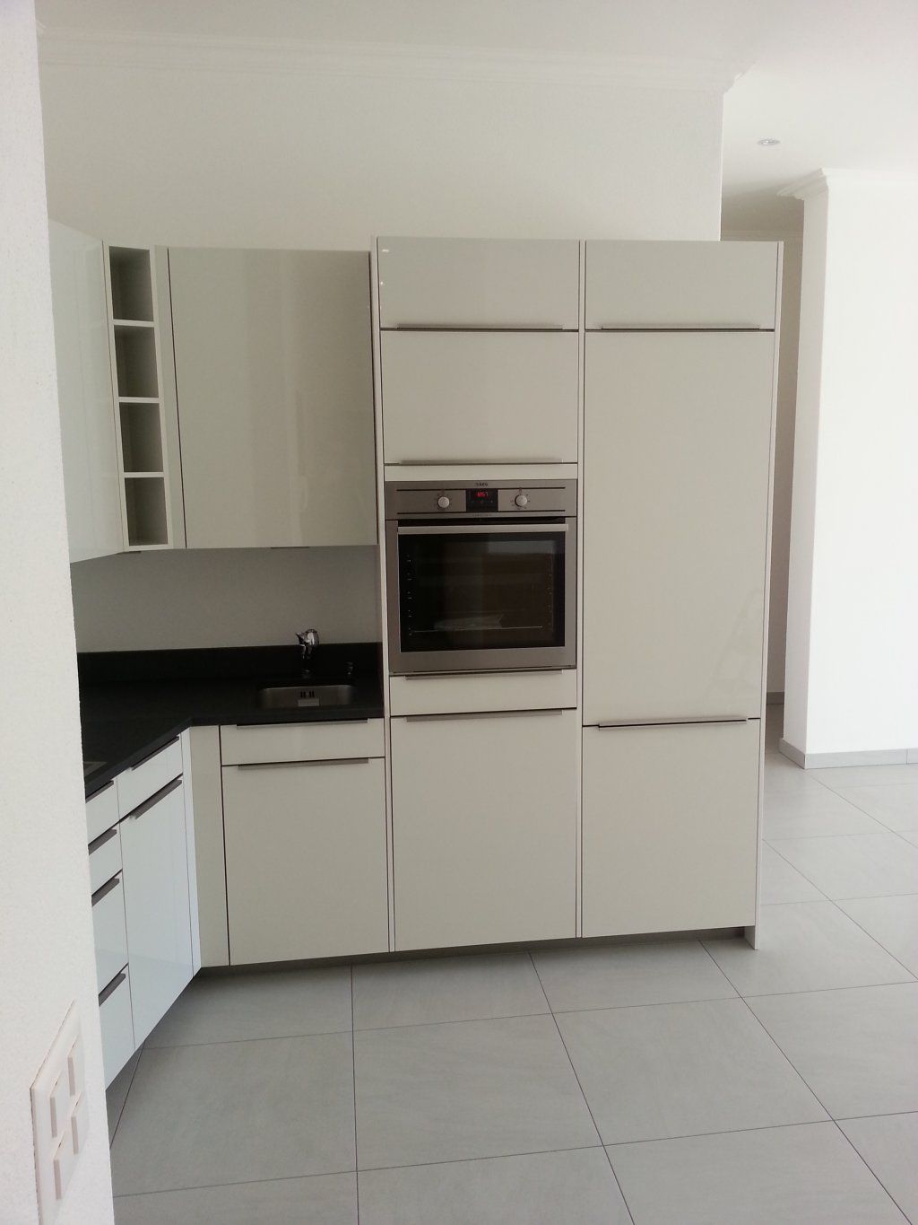 cucina con ante laccate lucide, piano in marmo 4