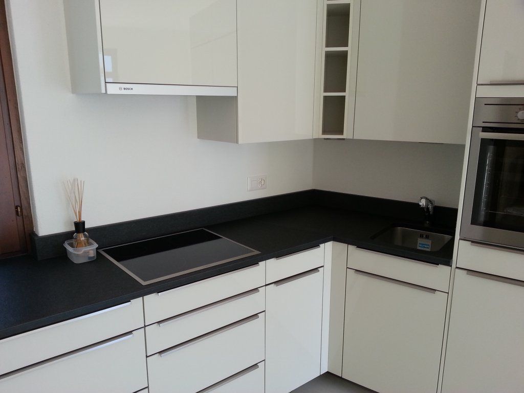 cucina con ante laccate lucide, piano in marmo 5