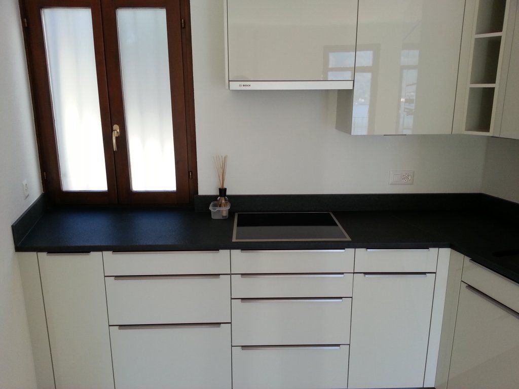 cucina con ante laccate lucide, piano in marmo 6