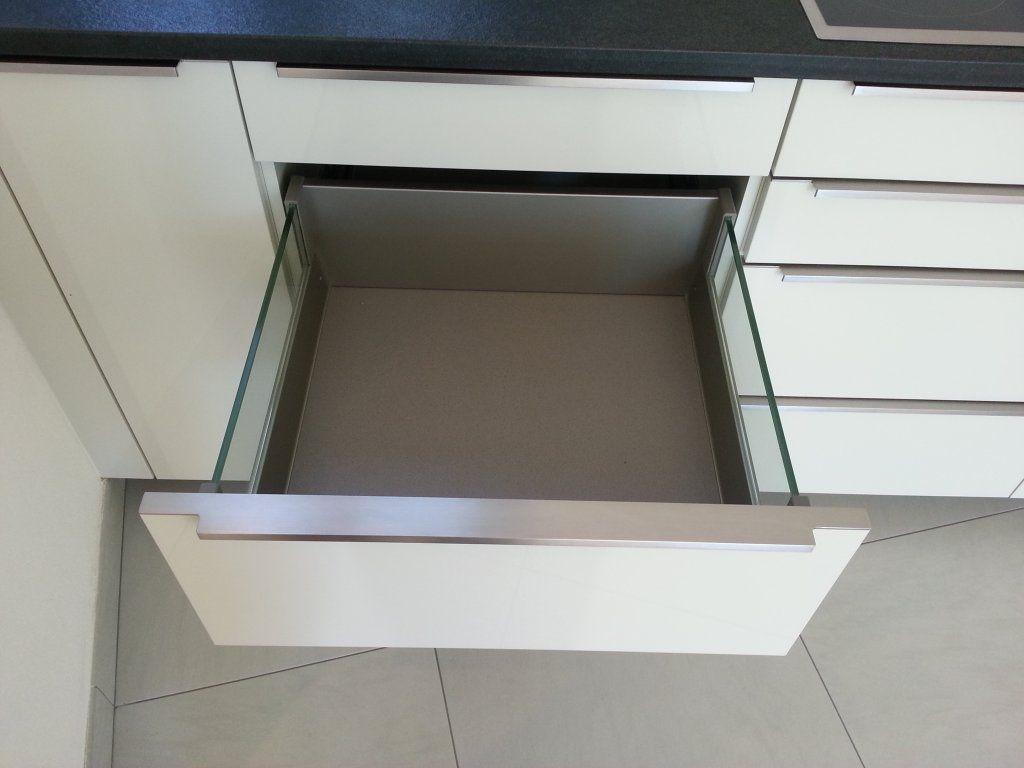 cucina con ante laccate lucide, piano in marmo 7