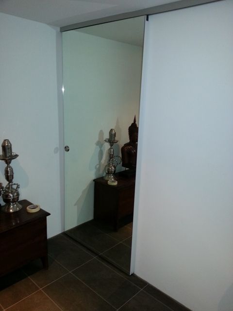 porta scorrevole, rivestita con specchio, ferramenta solida e silenziosa 2