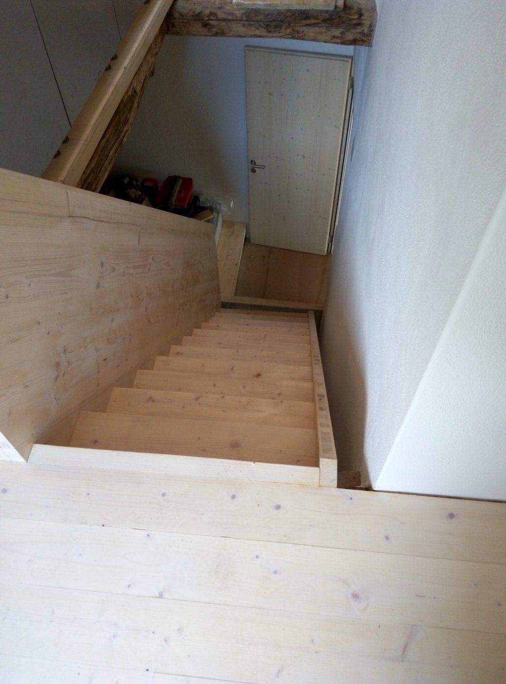 scala in legno di abete con parapetto pieno - cucina