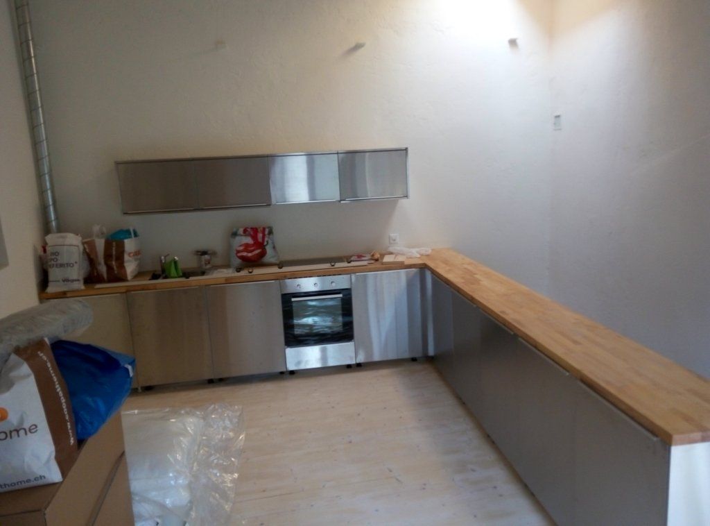 scala in legno di abete con parapetto pieno - cucina