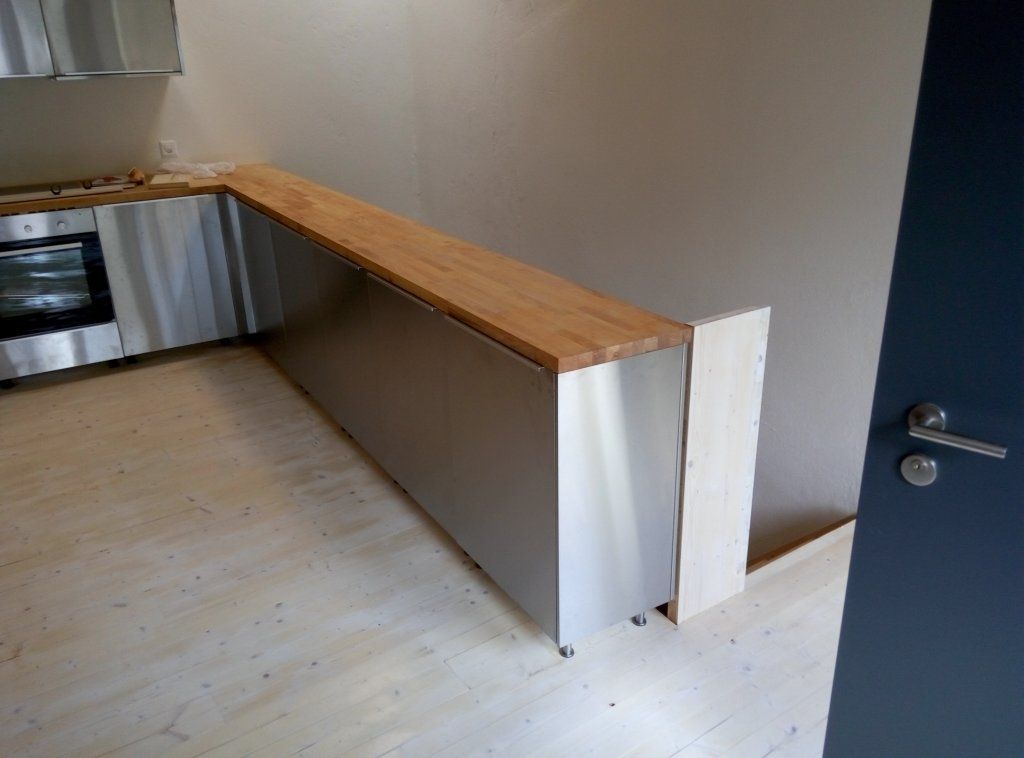 scala in legno di abete con parapetto pieno - cucina