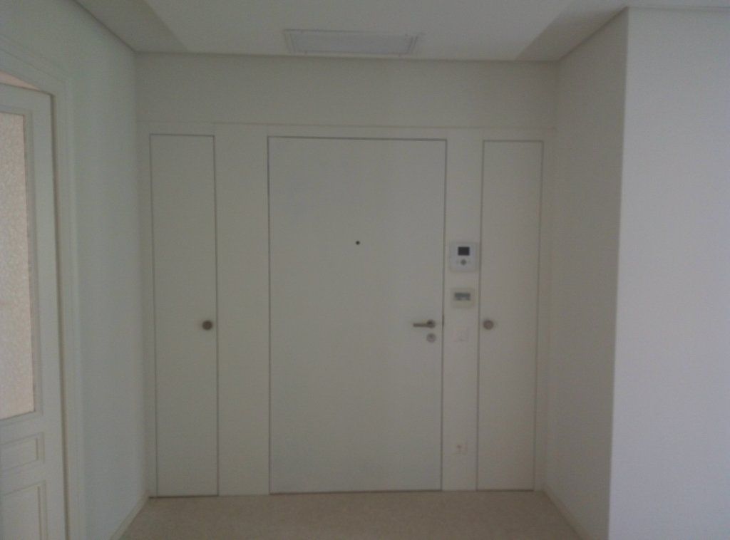 Porta d'entrata EI30 antifuoco laccata bianca con luce led - piccoli armadi laterali