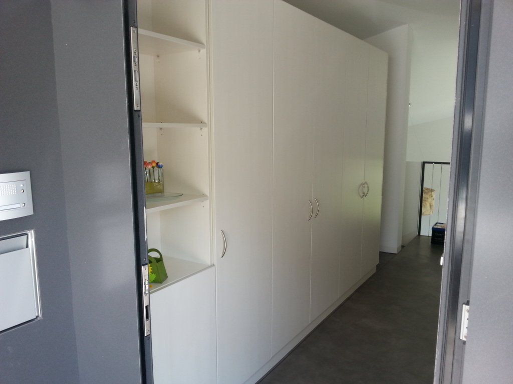 Arredamento con porta scorrevole, scrivania - vedere video del progetto