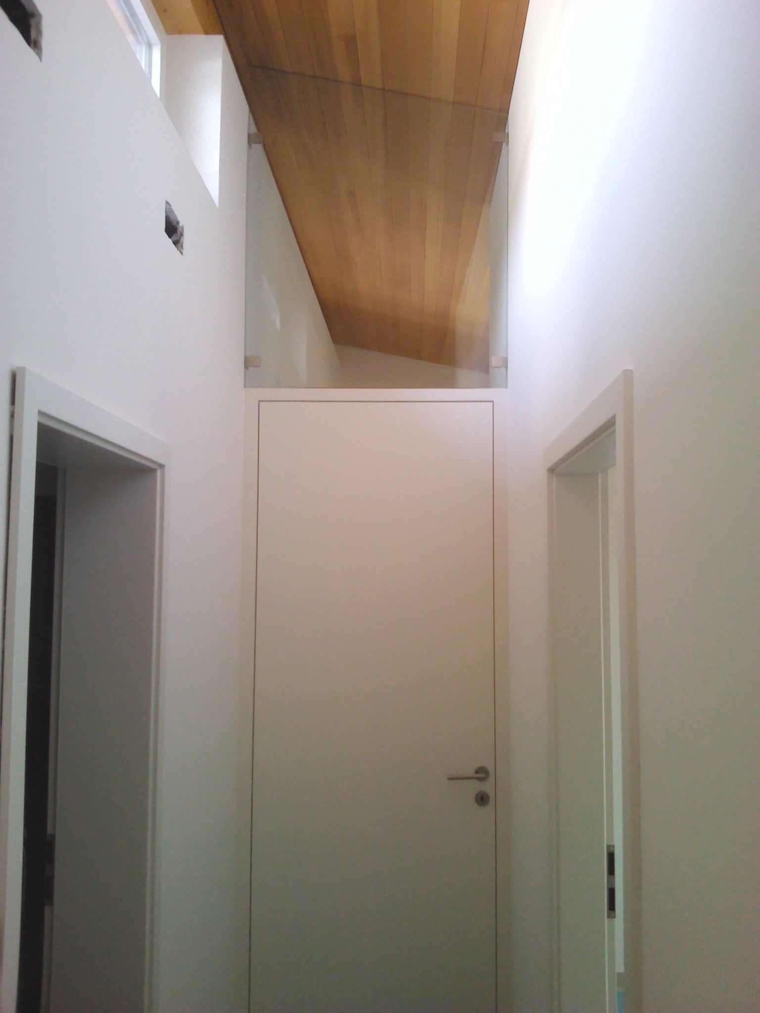 porta interna, anta a filo telaio, laccatura color bianco, sopraluce in vetro trasparente 1